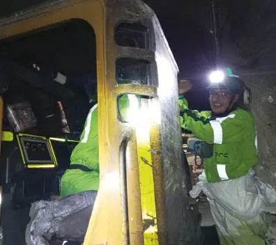Operador en cabina de equipo subterráneo