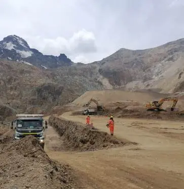 Movimiento de tierras en zona de cierre