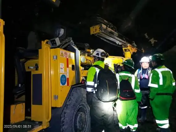 Operadores en formación junto a un jumbo