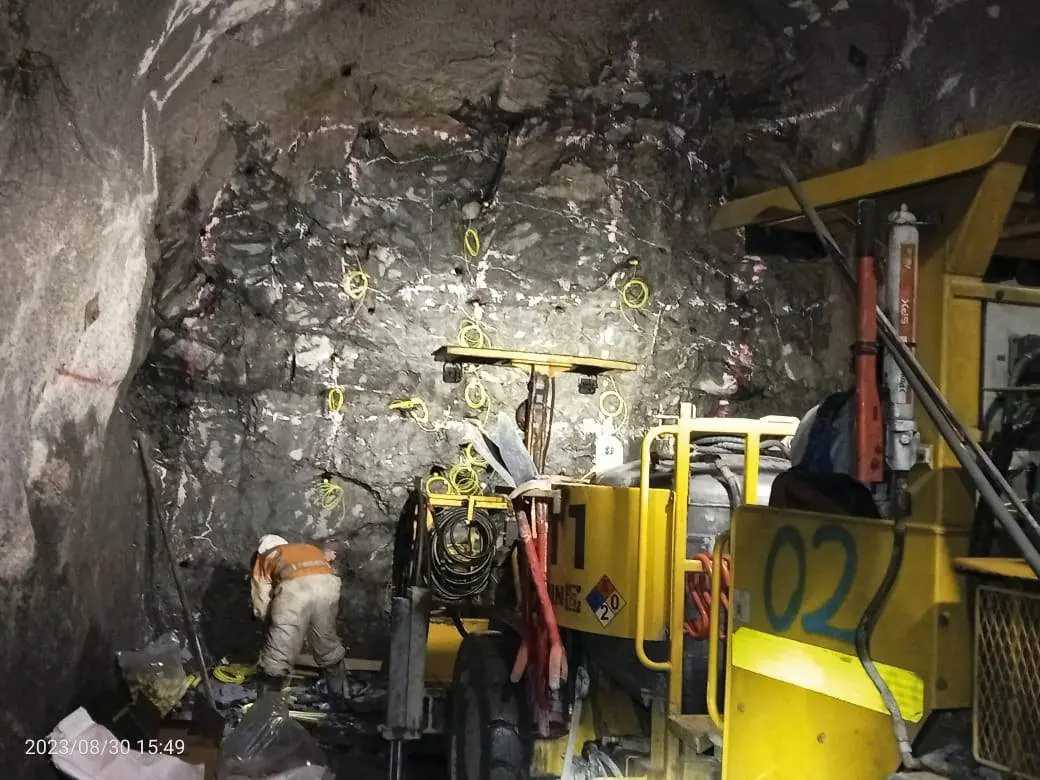 Jumbo de perforación en interior mina